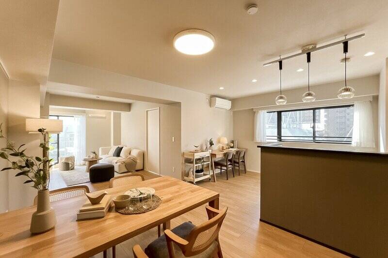 LDKの広さは約22.7帖。ルーフバルコニーに面する写真左手の南東の掃き出し窓とキッチン側の南西に腰窓があり、明るさで満たされた空間です。