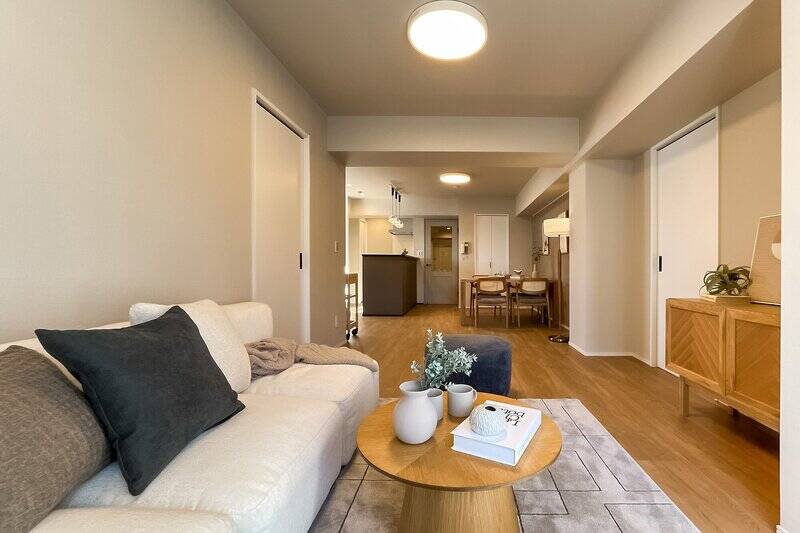 南東側の窓を背にしたカット。LDKには洋室Ａ・洋室Ｂが隣接しており、それぞれ引き戸でアクセスする間取りです。