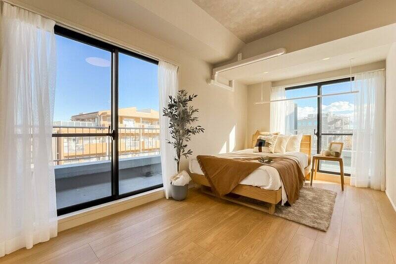 洋室Ａは南東・北東の二面採光。いずれの窓もルーフバルコニーに面しており、帖数以上に広く感じます。