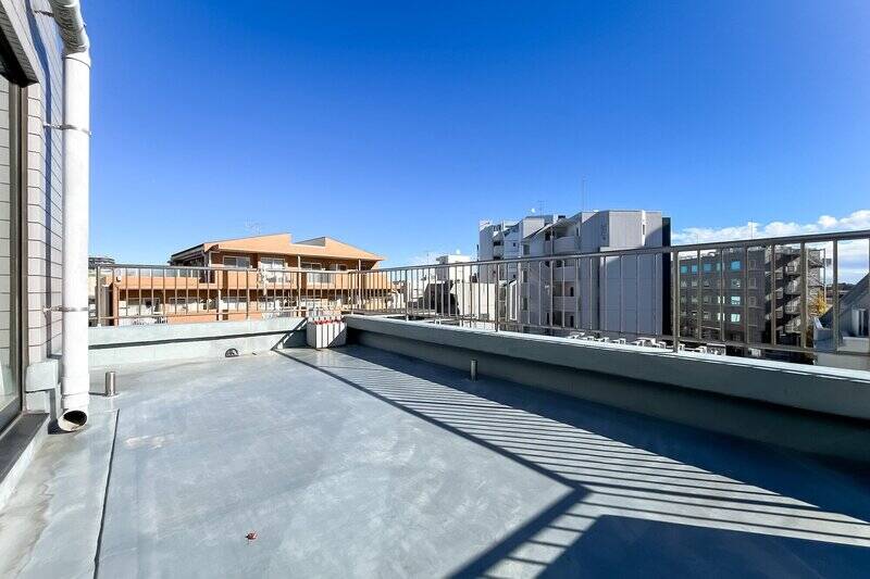 まわりには同じくらいの背の高さの建物が少なく、開放感があります。視線が気になりづらいこともポイント。