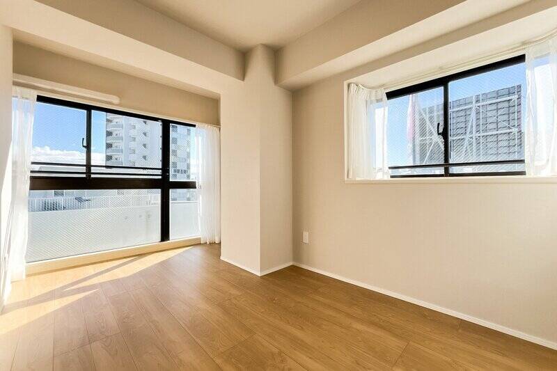 洋室Ｂは南東・南西の二面採光。南西側は出窓になっており、植物などを飾ると日を浴びてきれいに育ちそうです。