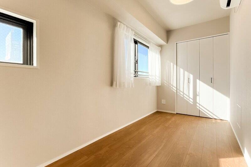 洋室Ｃは南西向きで、折れ戸2枚分のクローゼット付き。子ども部屋やワークスペースなど、暮らしの変化に応じて役割を変えやすそうな空間です。