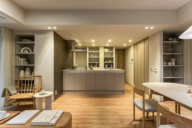 LDKの広さは約19.8帖。クローゼットのほかに、可動棚が2か所に設けられています。また、キッチンのリビングダイニング側も収納になっており、食器やカトラリーなどを分散して収められる工夫が。