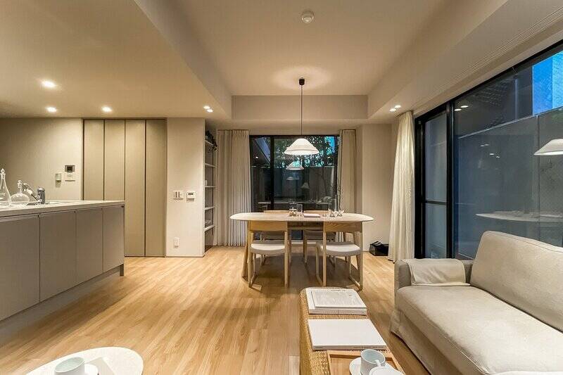 大きな窓に囲まれた三面採光の空間で、カーテンを開けていると専用庭の緑が視界に入ります。