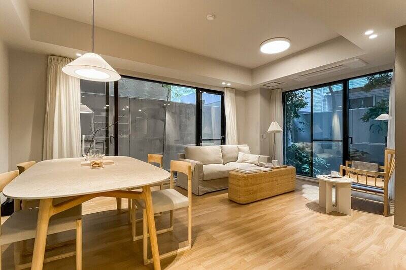 リビングダイニング全景。<b>床暖房付き</b>で、冬場でも暖かく過ごせます。