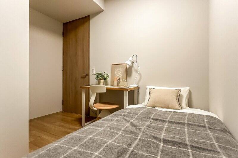 洋室Bも南西向き。ベッドとデスクを置ける広さで、子ども部屋としての使い方を想像しやすい空間です。写真には写ってませんが、出入り口の対面にクローゼットがあります。