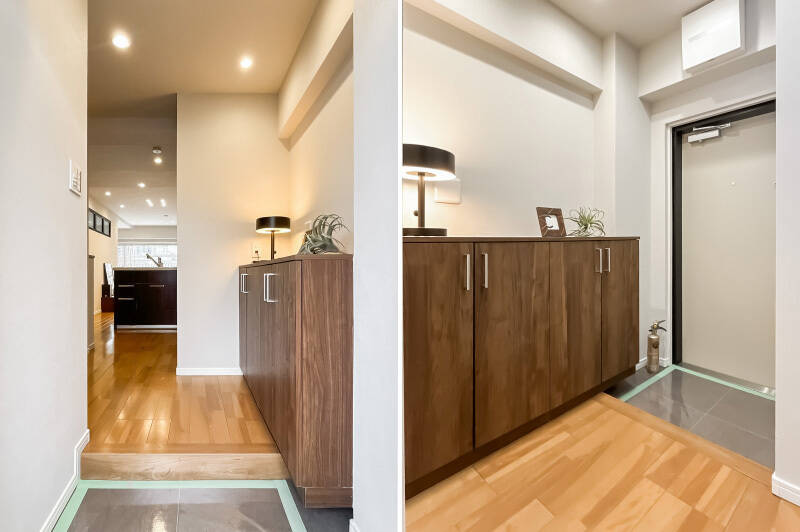 玄関扉を開けると、廊下なしでLDKが見えるシームレスな間取り。シューズボックスは腰高タイプのものが備わっています。