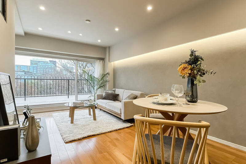 LDKの広さは約15帖。大通りとは反対側の東向きで、大きな窓の先には木々を望みます。