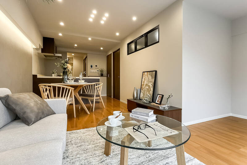 窓を背にしたカット。ダウンライトと間接照明のおかげで、やわらかい雰囲気です。