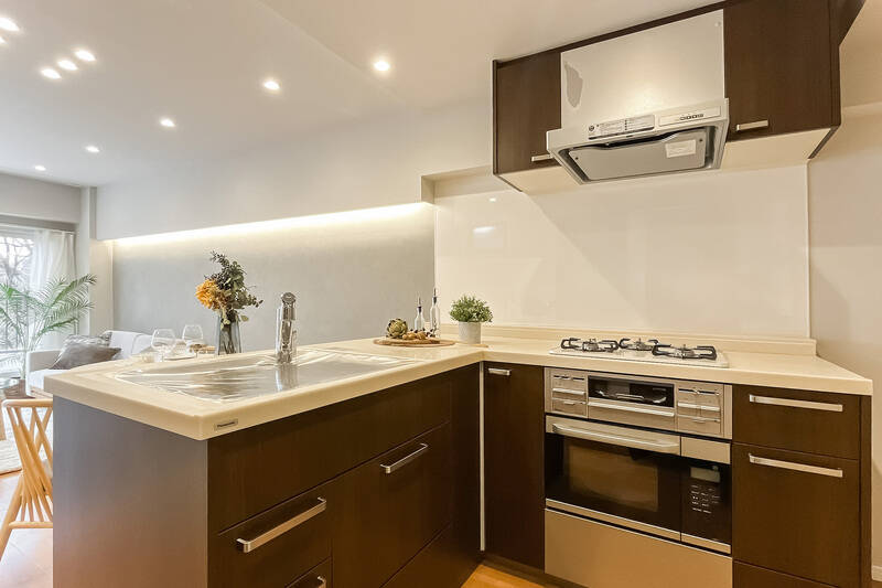 キッチンはＬ字型。3口コンロタイプで、ビルトインオーブンを設置済みです。