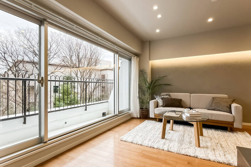 窓辺に腰掛けたときのイメージ。室内から緑の気配を感じる時間は、暮らしのアクセントになりそうですね。