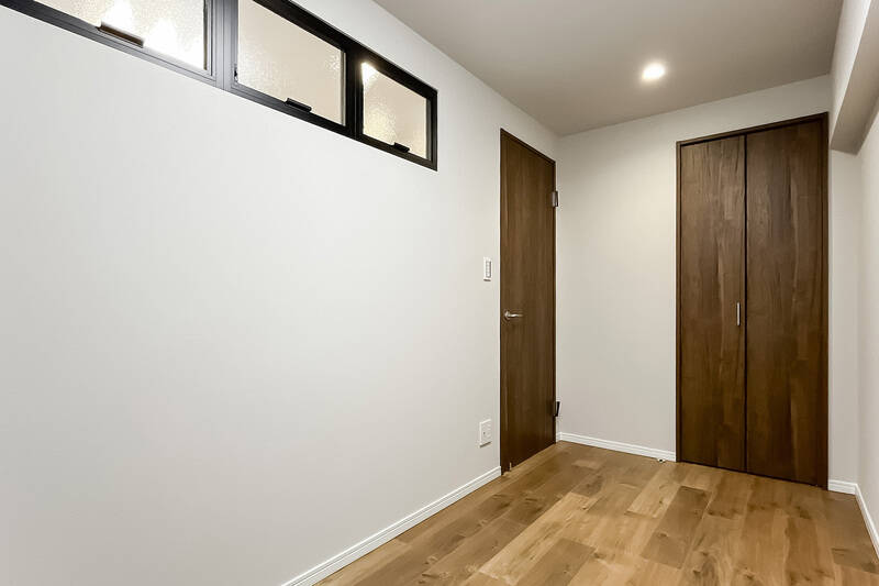 サービスルームはエアコンとクローゼットを設置済み。ベッドルームとして必要十分な、シンプルな構成です。