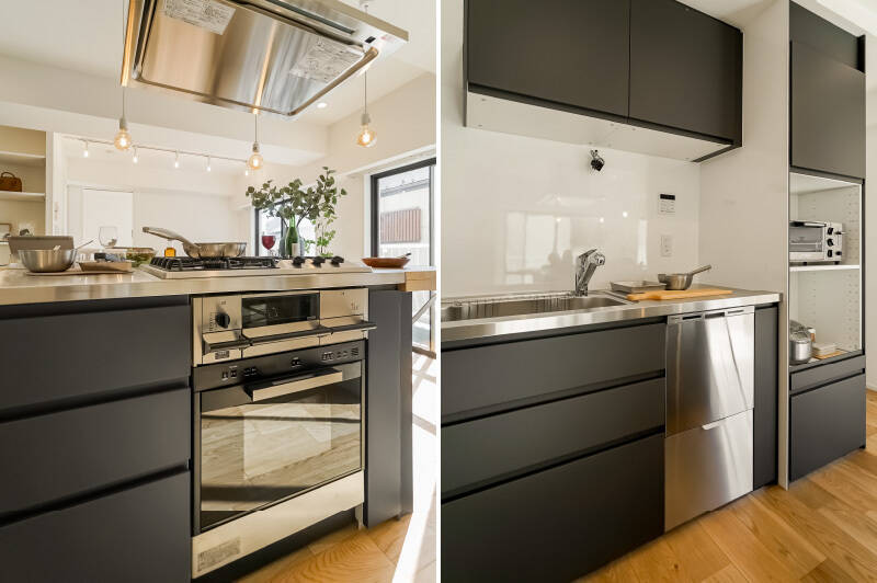 <p><b>左・</b>コンロ側にはビルトインオーブンレンジまで付いています。高機能設備機器も揃い、カウンタートップもステンレスで気分はプロ♪ お料理のレパートリーが増えそうな予感！／<b>右・</b>シンク側には食洗機を完備。一体感のあるデザインで収納も用意されていて、居室がすっきりとした印象に。</p>