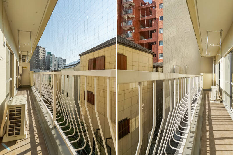 バルコニーの奥行きはそこまでありませんが幅が広く、洗濯物は吊り金具を使って干せます。鳩避けネットがあるので汚されることもなさそうで安心。