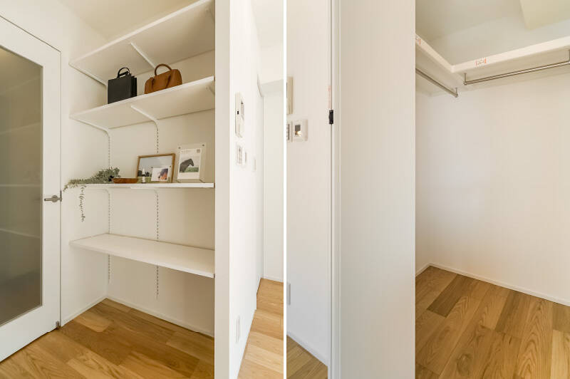 <b>左・</b>オープンな可動棚。見せる収納でおしゃれにも、ボックス等を使って収納力を上げてもいいですね。／<b>右・</b>折れ戸を開けるとWICほどのストレージが。大きいものなどはしまいやすいですね。