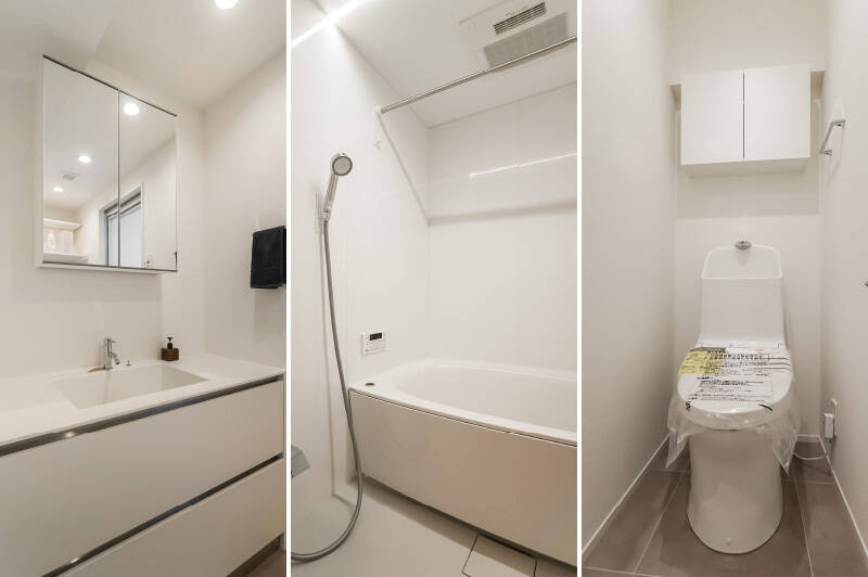 <b>左・</b>洗面化粧台はトップがシンクと一体型なのでお手入れ楽々。／<b>中央・</b>浴室乾燥機付きのバスルーム、サイズは1418です。浴槽横に照明の明暗を調整できるスイッチがあります！ リラックスタイムにぜひ使ってみてください。／<b>右・</b>トイレには吊り戸棚があります。