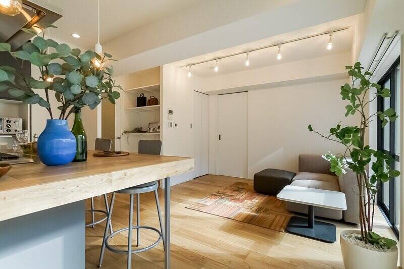 床暖房はリビングダイニング（LD）の広範囲に設置されています。冬でも足元が暖かいのはありがたいですね。