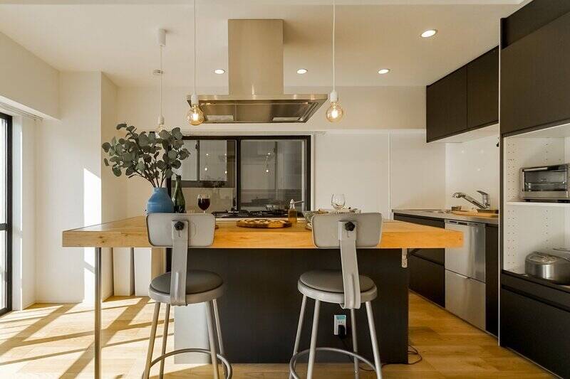 LDKのどこを見てもキッチンが入り込んできてしまうくらい、中心的な存在。コンロを囲うように木目のダイニングカウンターがL字で配置されています。作る人も食べる人もみんなで一緒に楽しくおしゃべりできちゃいますね♪