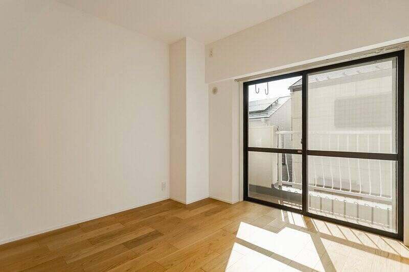 LDK横の洋室は約5.9帖。南西向きで日当たりがよいですね。