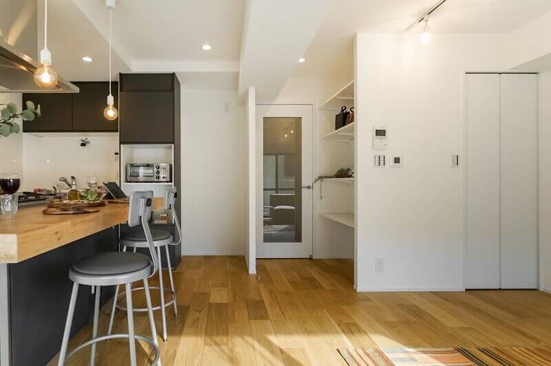 ワイドスパンなバルコニーのおかげで部屋の中は暖かい！ 取材中は、じんわりと汗ばむほどでした。