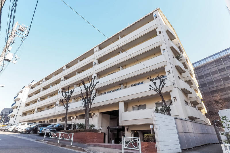 1977年竣工、総戸数100戸の大規模マンション。築年数を感じさせないほど、きれいな外観です。山手通りや国道246号線から少し奥に入った住宅街に位置します。