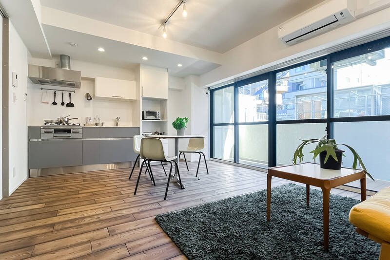 LDKの広さは約12.9帖。内装は白を基調とし、床には無垢材を使用したナチュラルな印象。