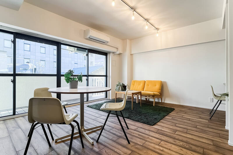 LDKはインテリアのレイアウトがしやすい長方形の間取り。窓は北東向きです。