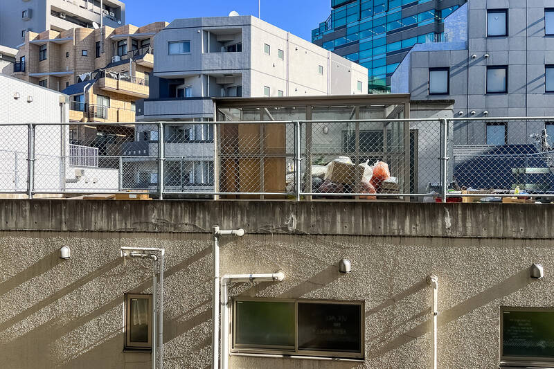 正面には建物が近接しています。眺望や視線の感じ方は、内見時にお確かめください。