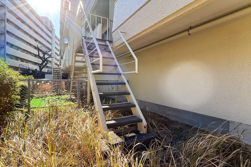 バルコニーから階段を下りた先には、約28㎡の専用庭が。現在は草が生えていますが、お隣さんのように手を加えれば、家庭菜園などの庭時間を楽しめそうです。