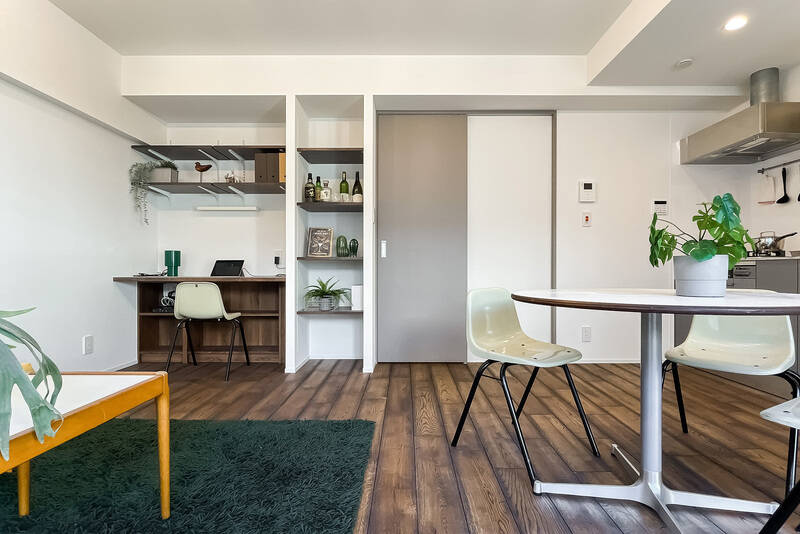 リビングの一角には、デスクと可動棚を完備 。リモートワークもこの場所があればスマートにこなせそうです。