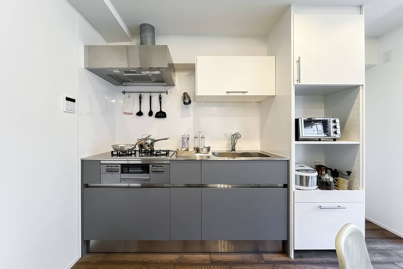 キッチンは、3口ガスコンロ・浄水器付き水栓を完備。調理スペースはややコンパクトなので、背面にカウンターを設けてもよさそうです。