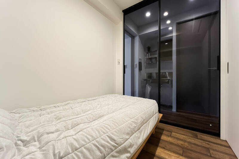 引き戸には半透明の建具が使われていて、空間のアクセントになるデザインです。右手には収納が備わっています。