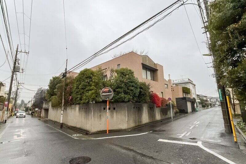 まるで立派な邸宅のような佇まい。1988年築ながら2007年に一棟リノベーションを終えた、全3戸の建物です。