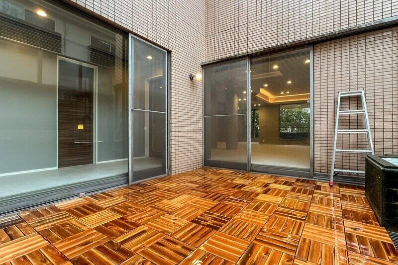 2面を大きなガラス窓に囲まれているため室内とも一体感がありますね。