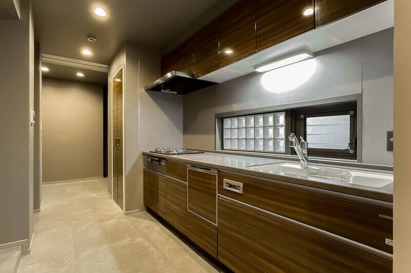 長さ2,700mmのワイドサイズ。明かり取りのガラスブロックや換気用の小窓がうれしいですね。