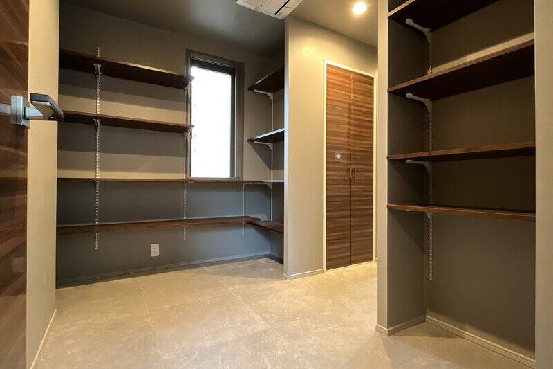 キッチンの奥へ進むと約4.3帖のパントリー。可動棚がたっぷりと用意されています。