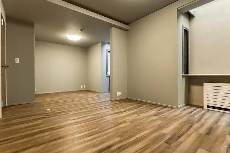 せり出た部分が2箇所あり、両側に窓があるのに加え天窓も付いています。追加費用はかかりますが、扉が2つあるため必要に応じて2部屋に分けることも可能ですよ。