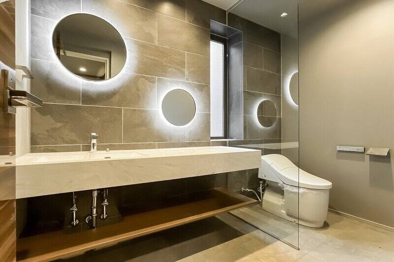 洋室Cの手前にあるパウダールーム。化粧用のミラーも用意されています。トイレが2つあるのもありがたいポイントですね。