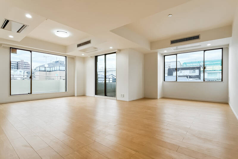 大きな窓が3箇所あり、日当たりも風通しも良好。エアコンは天井埋め込みタイプです。