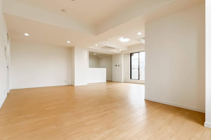 左手前をリビング、右奥をダイニングスペースにすると広い空間を余すことなく使えそうですよ。