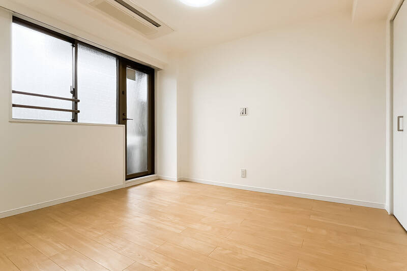 窓面積が広く、室内全体に明るい陽が注ぎます。正方形に近い形状のため、家具の配置をさまざま楽しめそうですよ。