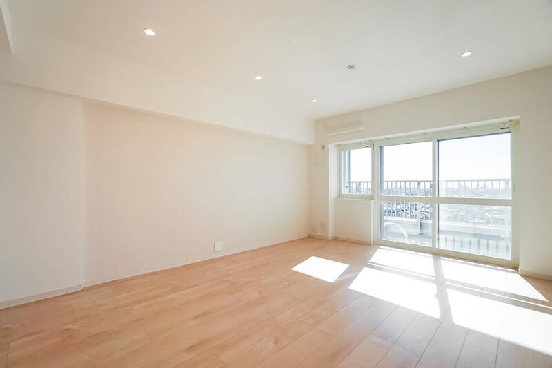 LDKは約13.1帖。すごーく広いというわけではありませんが、空へと視線が抜けていくので開放感たっぷりです。何より、身も心もじんわり温まるような、窓辺の陽だまりがチャームポイント！ 見ているだけで幸せな気持ちになってきませんか？