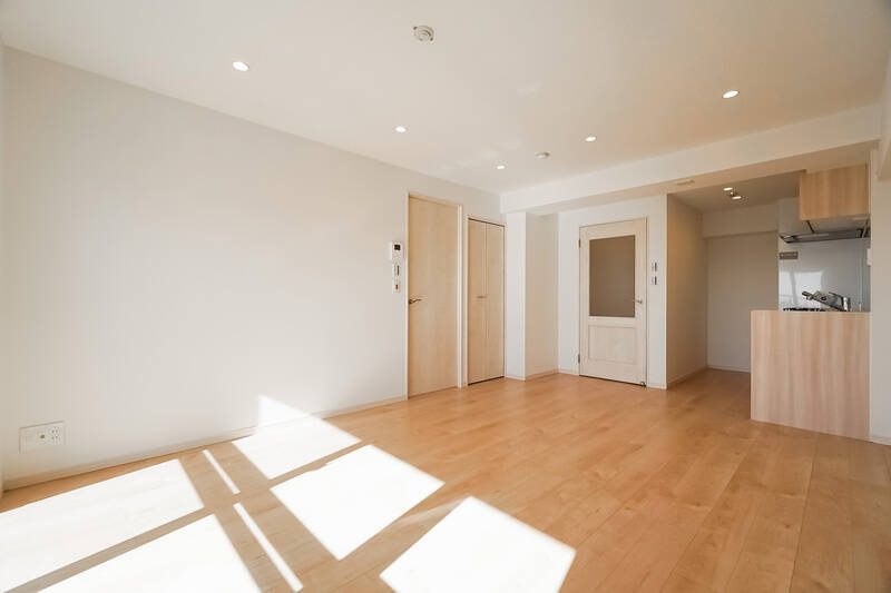 反対側からのカット。まず右手のキッチンをチェックしてから、左手のドアを開けてお隣の洋室Aへ進みましょう。