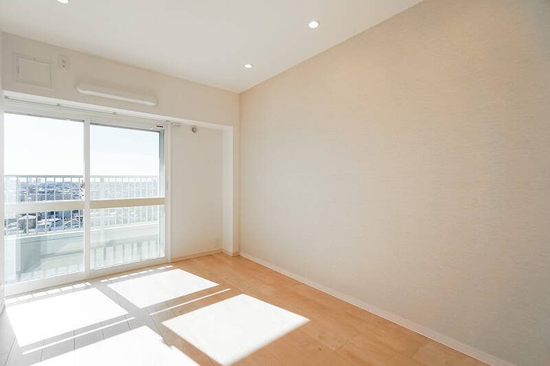 洋室Aは約5.6帖。バルコニーに面した南向きの窓があり、これまたポカポカの太陽光に満ちた空間です。もちろん、こちらもインナーサッシ完備ですよ◎