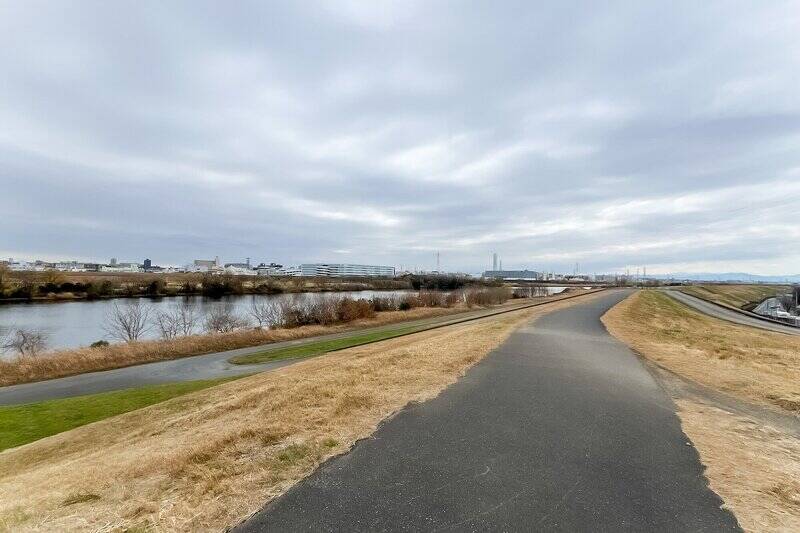 今回ご紹介するマンションの目の前に流れている「荒川」。河川敷沿いに「荒川運動公園」なども整備され、これまで72回開催されてきた「戸田橋花火大会」の打ち上げ会場になります。（河川敷まで徒歩3分）