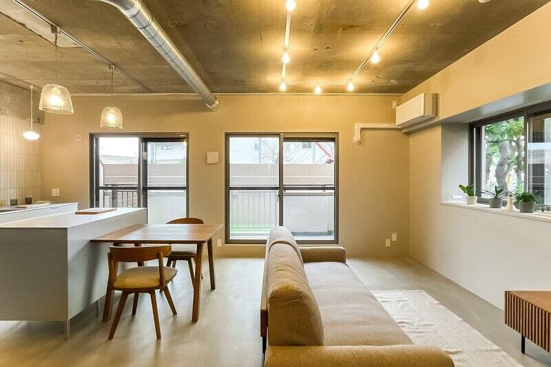 メインの開口は南西向きで、北西側にも腰高窓が。下階に住戸がないからこそ、お子さまが元気に走りまわっても安心です！