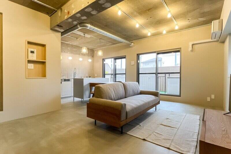 天井は躯体現しで天井が高い！ 剥き出しの配管やライティングレールもいい味を出しています。