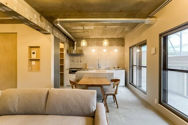 LDKは “L字型” の形状。参考ディスプレイのように家具を配置すれば、空間を上手に使えそうです。