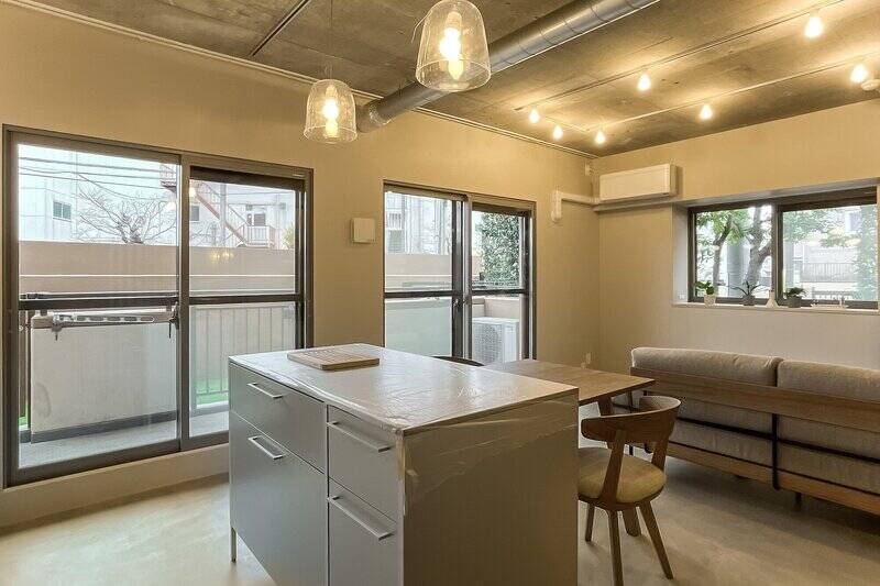 作業カウンターはたっぷりの引き出し収納付き。この角度から見ると、窓が多くとても開放的ですね。