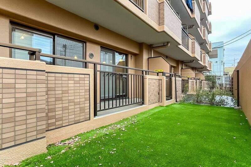専用庭には人工芝が敷かれていますが、ガーデニングを楽しむこともできますよ。お隣とはフェンスで仕切られているだけなので、出る際はお互いに配慮しながらがいいですね。